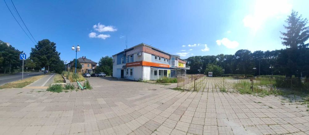 550м2 фасад з власною парковкою!