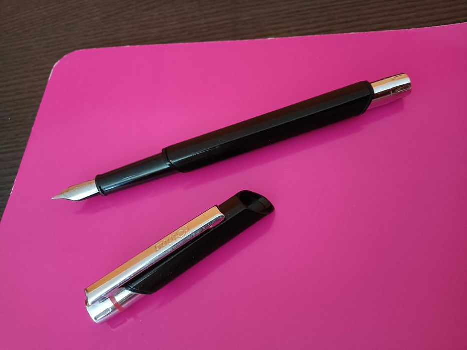 Caneta rotring Newton de qparo preta