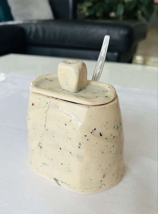 Zestaw ceramiczny: maselniczka, cukiernica i wazonik – rękodzieło