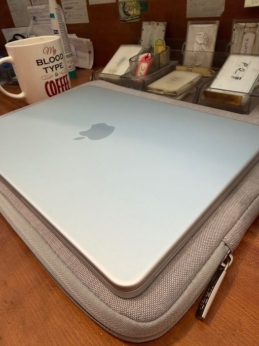 Macbook Neo srebrny stan idealny