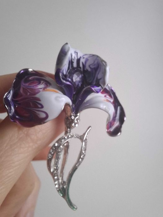 Broszka kwiat irysa, emaliowana,cyrkonie