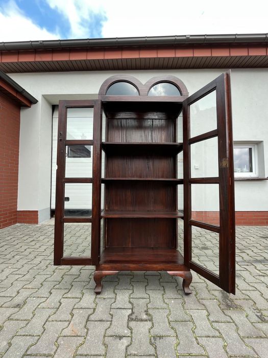 Kolonialna witryna z drewna tekowego