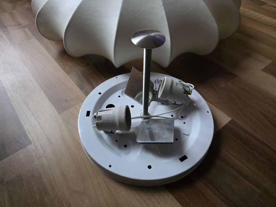 Używana lampa sufitowa przylegająca