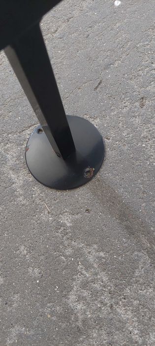 Estantes em metal e madeira