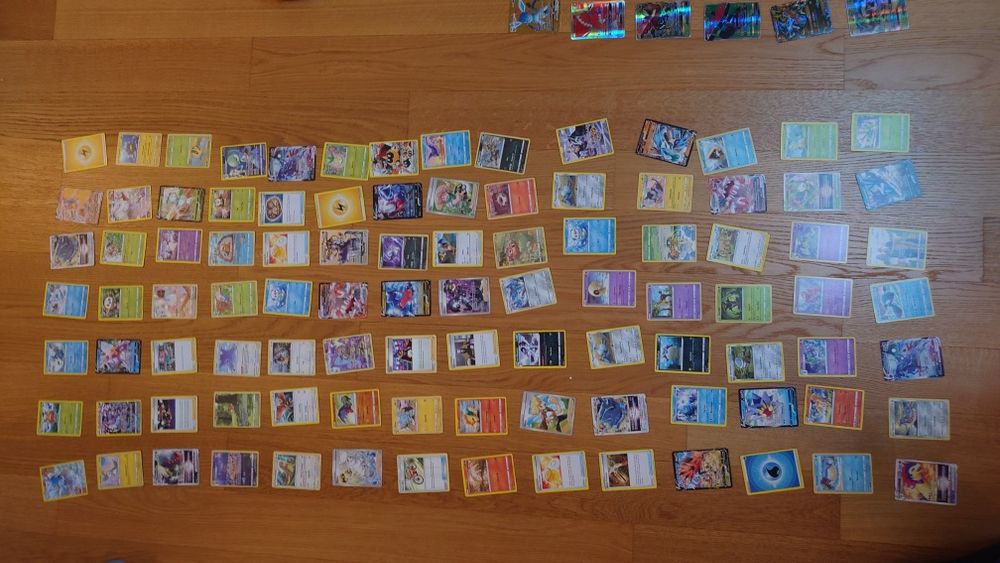 130 kart pokemon i 2 pokeballe