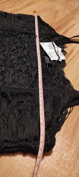 Mała czarna elastyczna i maskująca niedoskonałości