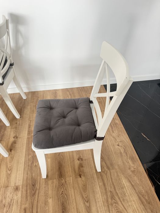 Vendo mesa e 4 cadeiras praticanete novas com 4 meses cor branca