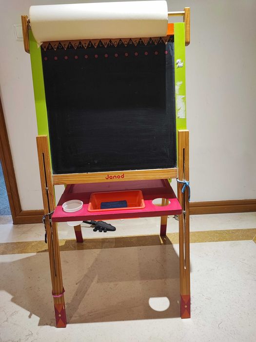 Quadro de giz e canetas