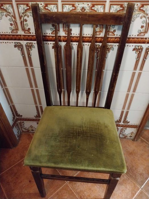 4 cadeiras antigas de madeira e tecido.