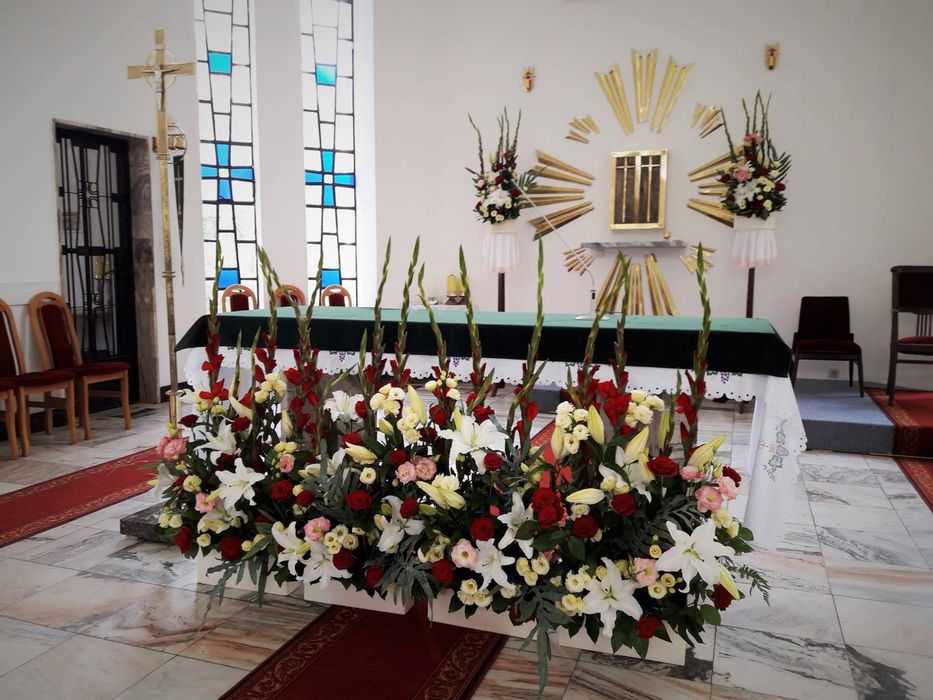 Dekoracja kwiatowa kościoła / dekoracja ślubna