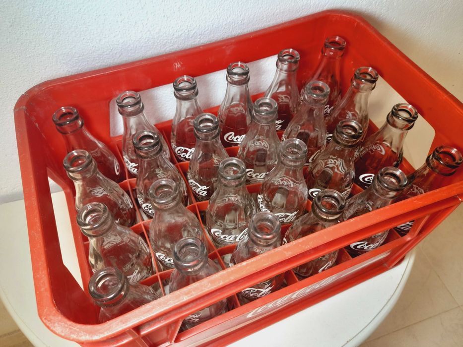 Grade Coca-Cola Vintage com 24 Garrafas de Vidro - Ícone Retro!