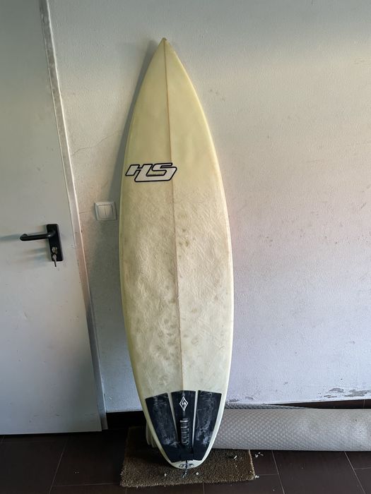 prancha de surf 5’11 com 28 litros