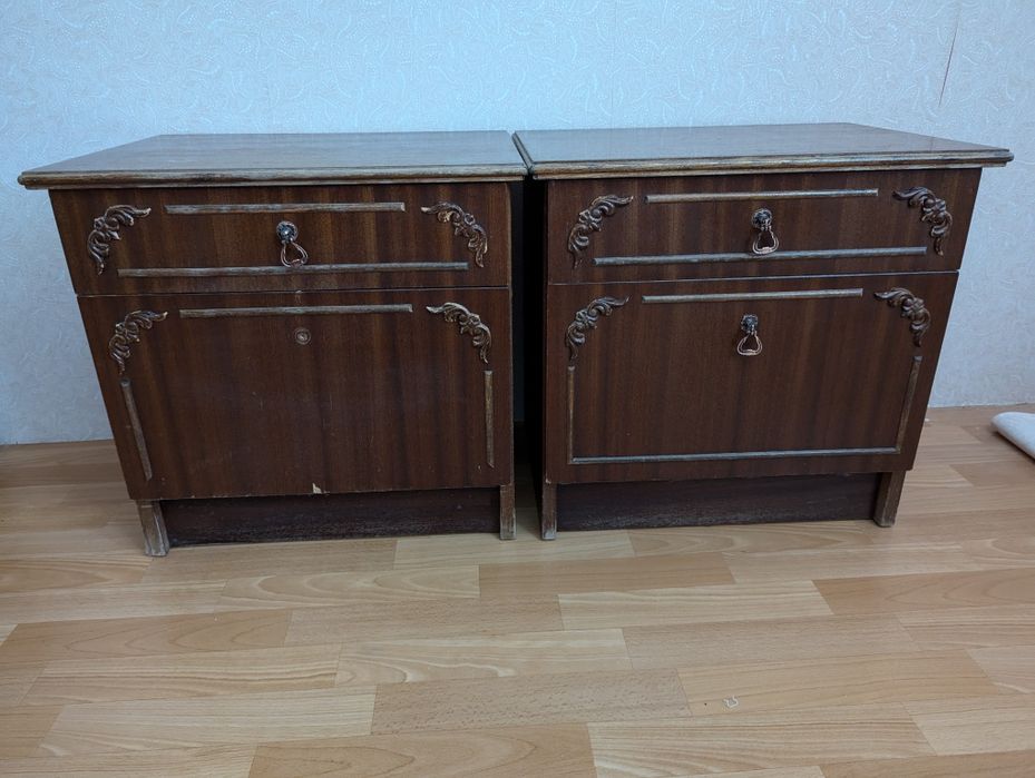 Тумбочки приліжкові.