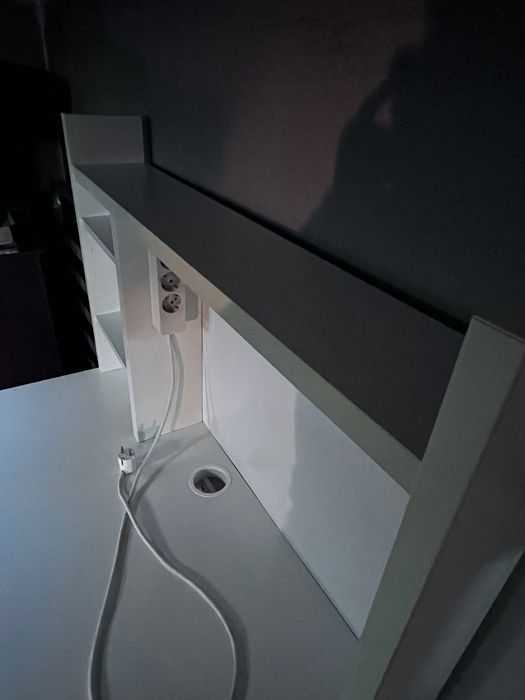 Secretária IKEA com extensão deslizante e tomada integrada – 105x50 cm