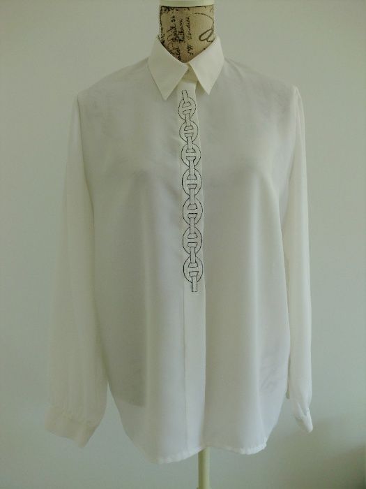 Camisa branca com detalhe