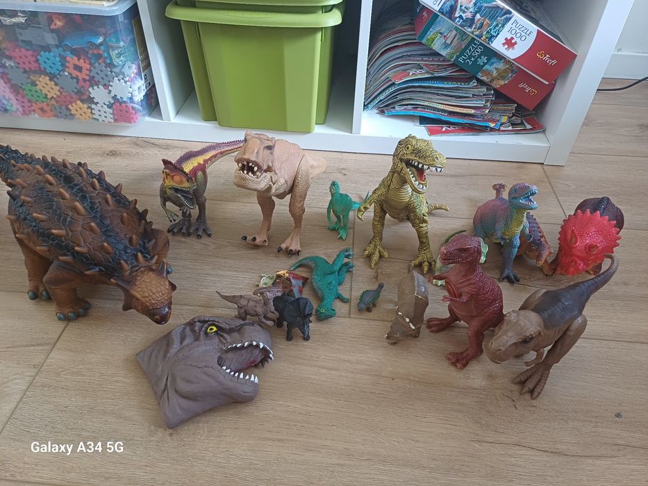 duży zestaw figurek dinozaurów