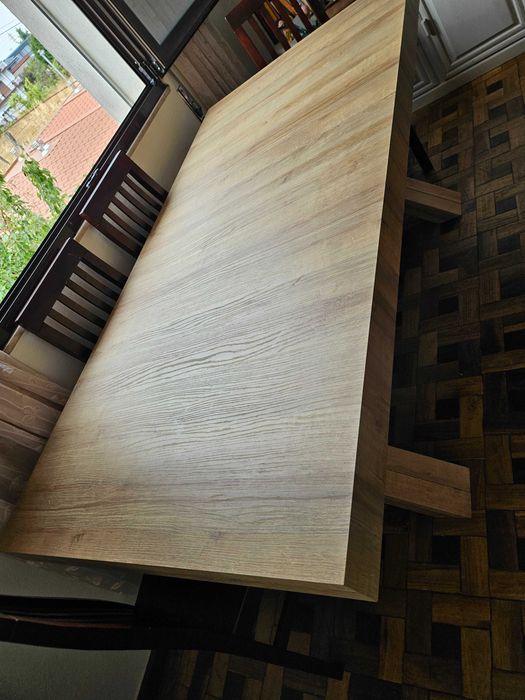 Mesa extensora, 18 lugares, para sala de jantar ou área externa. Mínimo 6 lugares, máximo 18.