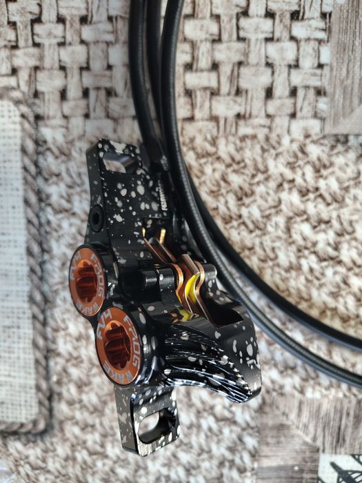 Nowe hamulce rowerowe hydrauliczne 4-tłoczkowe Frog Wake FV4 tył i przód