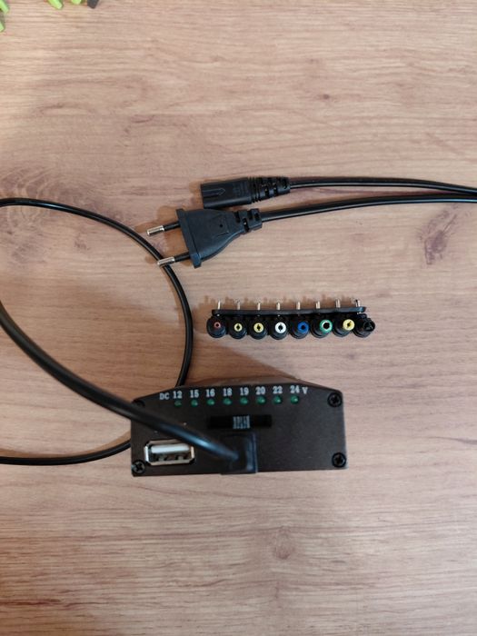 Універсальна зарядка для ноутбука