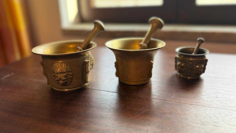 3 Almofarizes latão com pilão - máscaras e leões em relevo - conjunto de 3 tamanhos