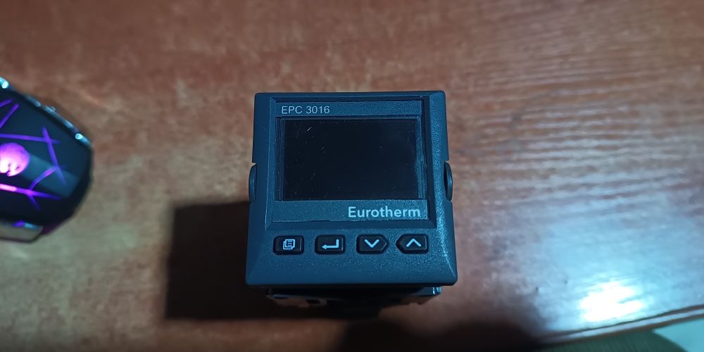 Eurotherm EPC3016 1/16 DIN Regulator procesu i temperatury