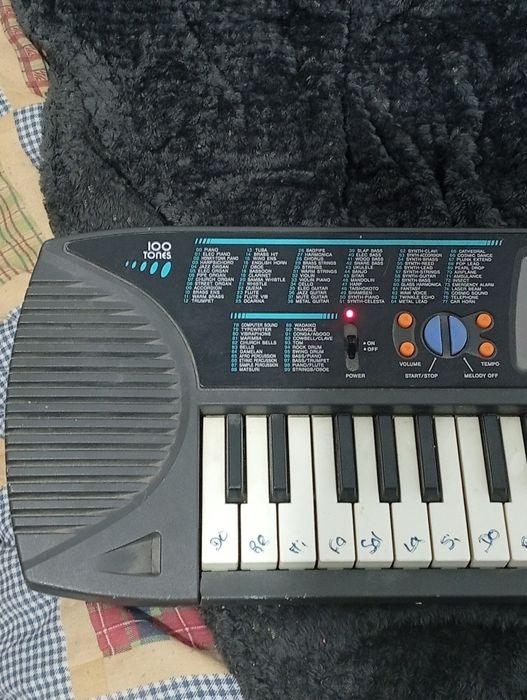 Órgão Casio a funcionar menos duas teclas