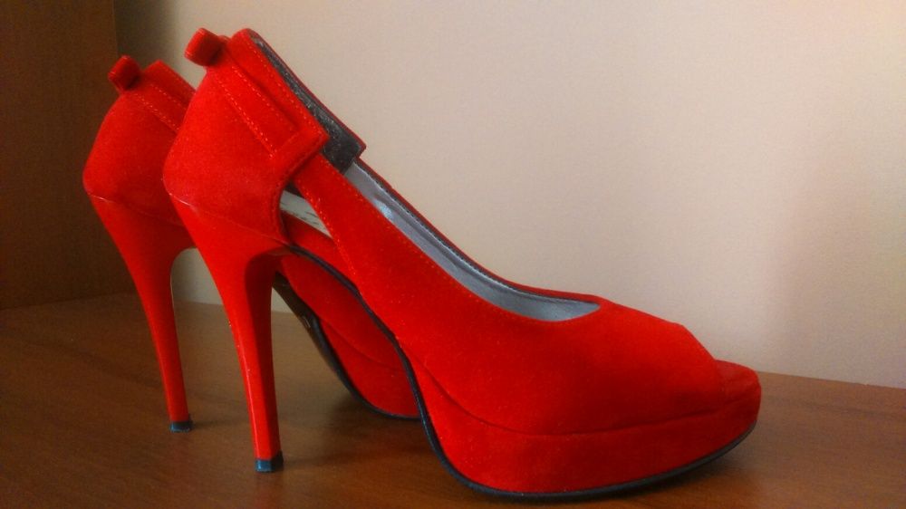 Czerwone buty na wysokim obcasie 36