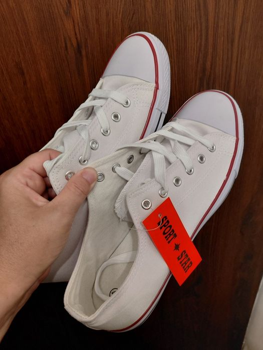 Białe nowe unisex tenisówki