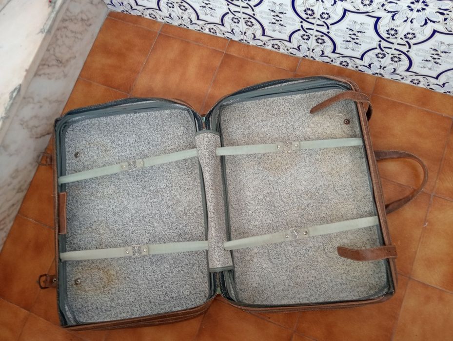 Mala  de viagem muito antiga