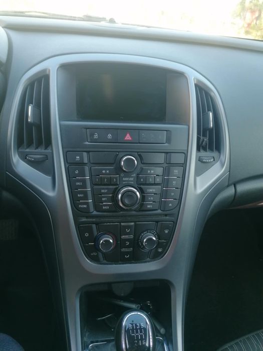 Srebrny opel Astra J