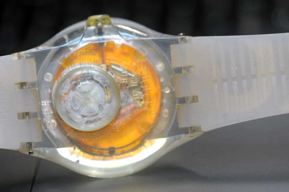 Swatch Jelly in Jelly 108 AG – Ícone de Transparência & Design Vintage