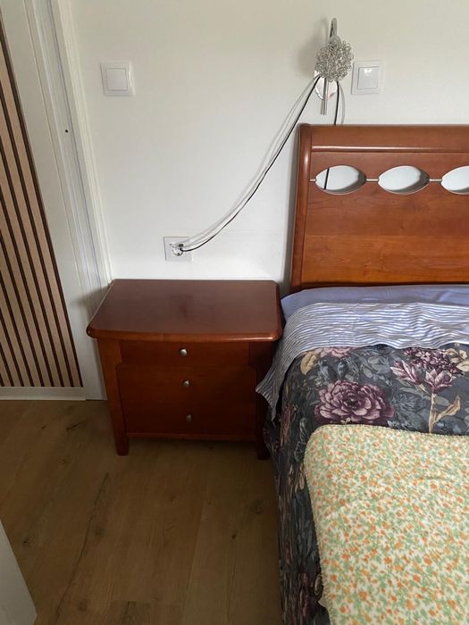 Cama de casal + mesas de cabeceira