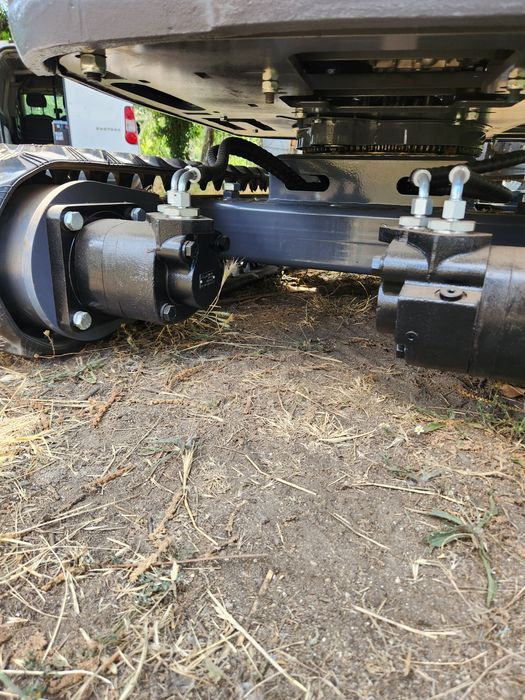 Vendo Mini giratória 1.2 ton (Nova) com acessórios
