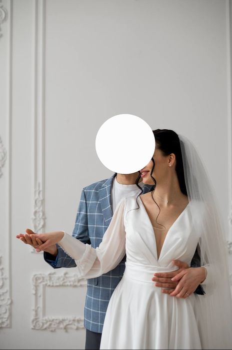 Сукня весільна, в подарунок фата.