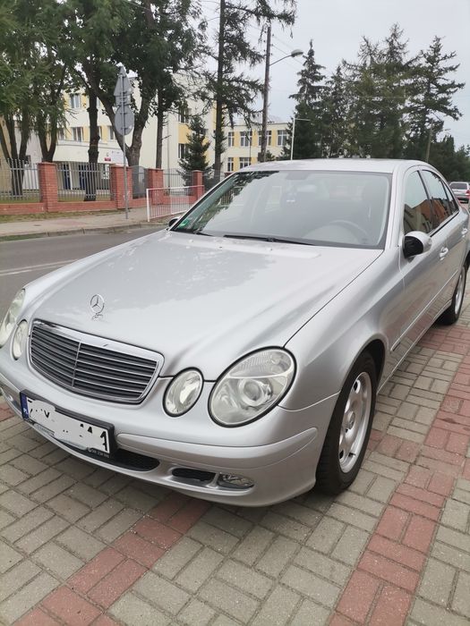 Mercedes E 211 sedan