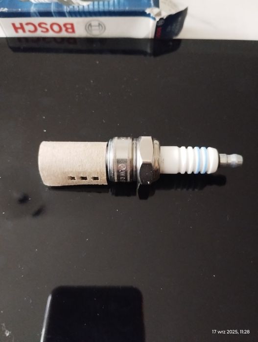 Świece zapłonowe BOSCH WR8DCX+ (nr katalogowy 7907).