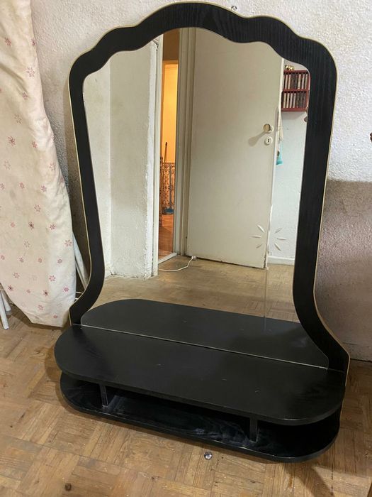 Móvel com um espelho