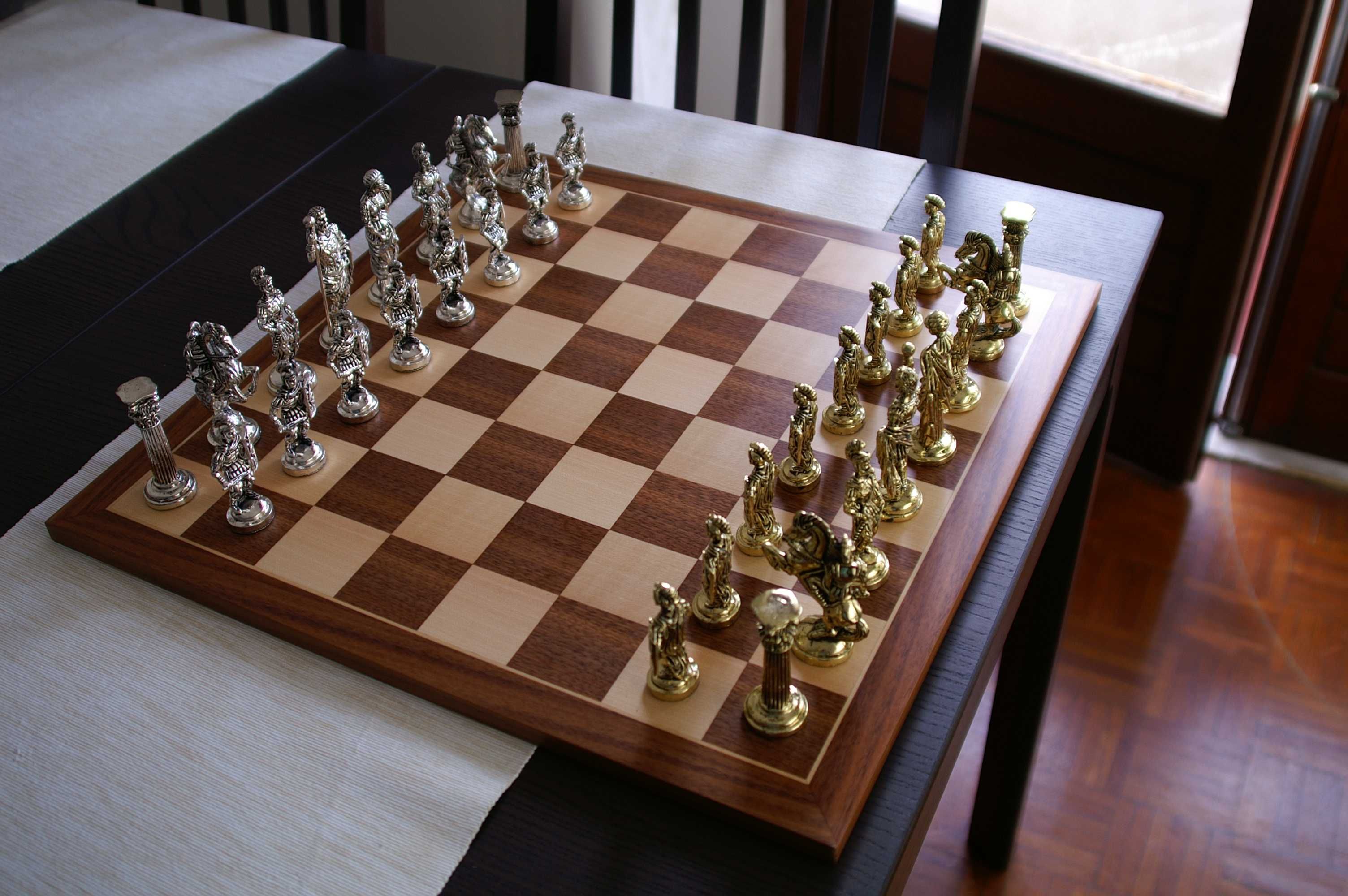 Tabuleiro de Xadrez em madeira 45x45 + 32 Peças em cerâmica São Victor • OLX  Portugal