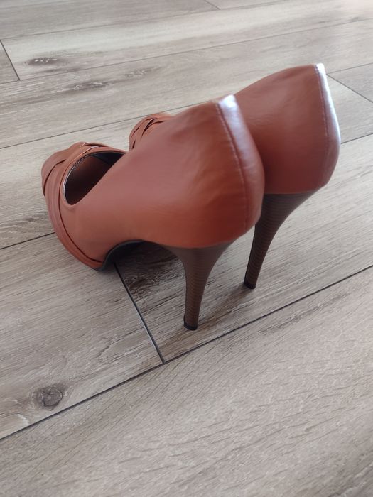 Buty damskie na wysokim obcasie