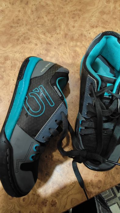 Продам зручни кроссовки недорого!