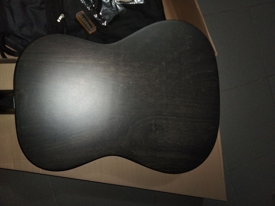 Guitarra preta com veios da madeira