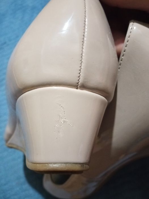 Туфлі нові, але є маленький дефект, його видно на фото.