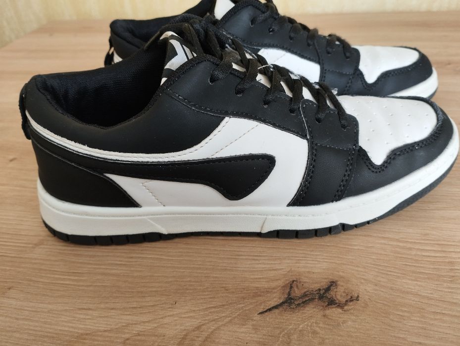 Продам кросівки в ідеальному стані