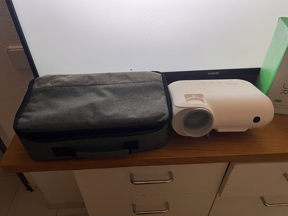 Projetor portatil com beg para transporte yoton