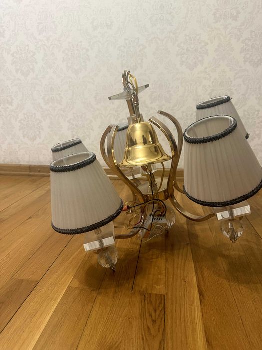 Продам люстри кімнатні