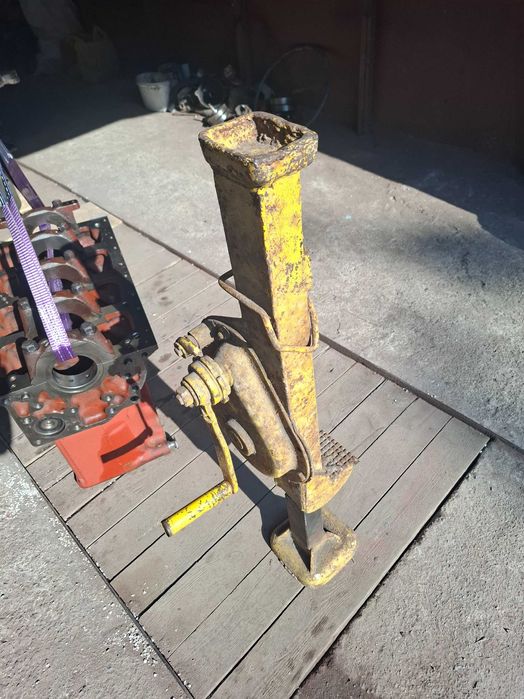 продам домкрат железно дорожний