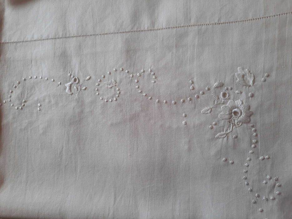 Lençol e fronhas antigos bordados