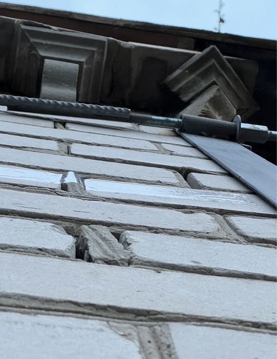 Стяжка будинку арматурою та металевими кутиками. Посилення стін