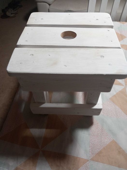 Banco rústico pequeno para servir como Banco ou para apoio a vasos de flores ou floreira  com 0,27cm quadrados  026cm altura