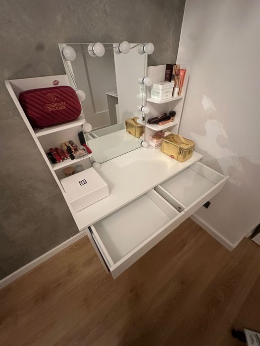 Makeup Unit511969620867174401